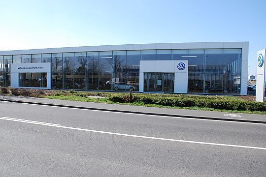 Auffällig ist der weiße Eingangsbereich des VW-Zentrums. (Archiv: Vogel Business Media)