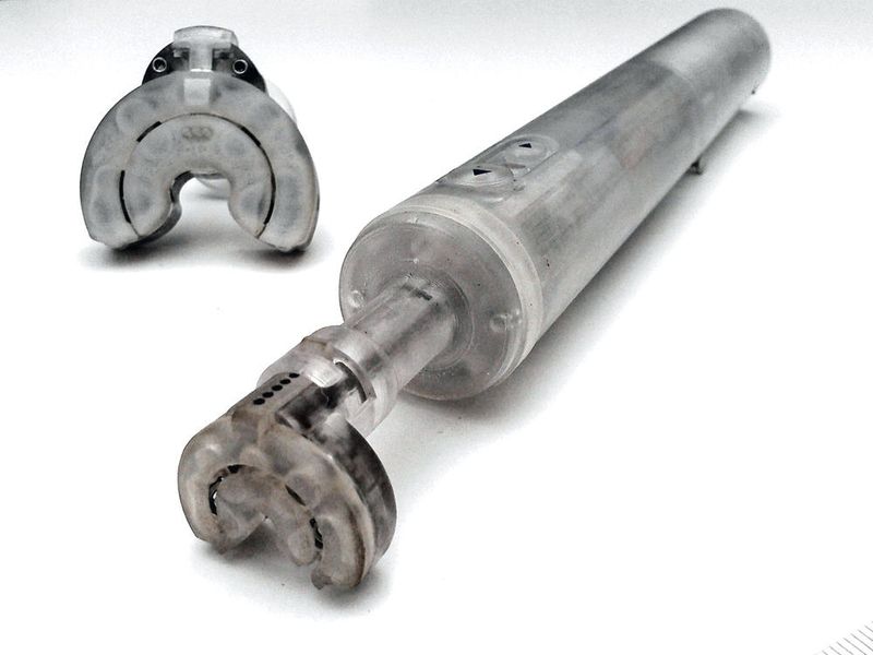 Der Kopf des automatischen Instruments zum Wundverschluss kann gedreht und geschwenkt werden, um an allen gewünschten Stellen Nähte zu setzen. (Sutrue)