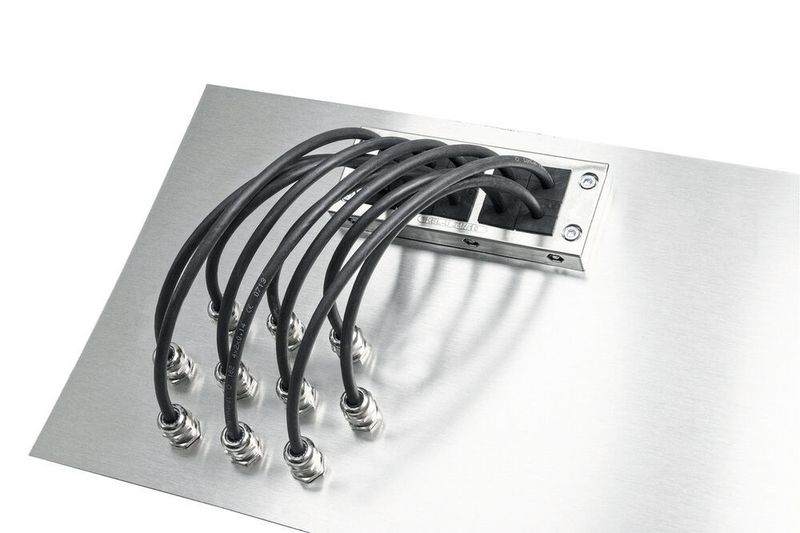 Grâce à sa densité de passage élevée il permet un gain de place intéressant et ne nécessite qu’une seule découpe. Il peut être combiné avec divers autres produits icotek et est disponible en différentes tailles. (Icotek)