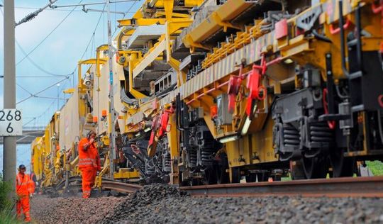 Die Deutsche Bahn hat ihre Bauvorhaben-Vergabevorschau bis 2026 jetzt gestartet. Doch die Bauunternehmen sehen das kritisch. Es fehle vor allem an verlässlichen Perspektiven. Nicht zuletzt sind Erhaltung und Ausbau des Schienennetzes für Logistik und Verkehrswende essenziell.(Bild:  Deutsche Bahn)