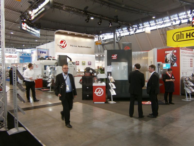 Und ab hier erleben Sie immer wieder, was es sonst noch so auf der Premiere der Moulding Expo zu erleben gab. Mit dabei sind ein Trabi, ein BMW i8, diverser Boliden der Formula Student, ein Rennsimulator, Bauteile, Werkzeugmaschinen und vieles Mehr...die Moulding Expo hat gemäß den Aussagen der Initiatoren ihr Versprechen erfüllt, der Branche eine neue, optimierte Präsentationsplattform zu bieten. (Bild: Königsreuther)