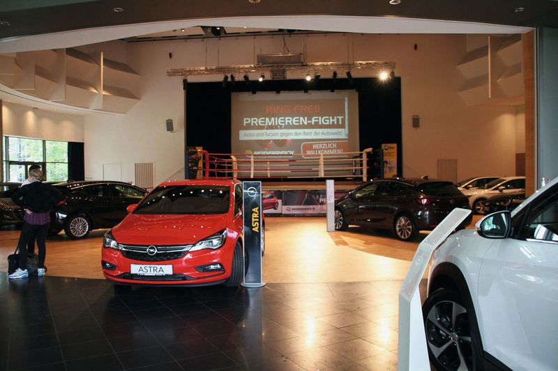 Die Besucher konnten so die neuesten Autos seiner Marken mit Modellen der Konkurrenz vergleichen. (Foto: Autohaus Heidenreich)