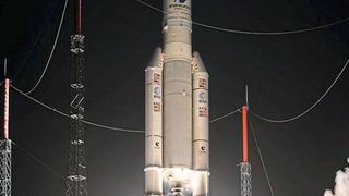 Ad Astra mit Leichtbau: Die Booster der Ariane 6 (hier noch Typ 5 beim Start) bestehen zum Teil aus Faserverbundwerkstoffteilen, deren Herstellung mit einer eigens dafür entwickelten Faserwickelmaschine des Spezialmaschinenbauers Roth Composite Machinery geschieht. Die Sondermaschine wird nun von Avio, einem italienischen Hersteller für Raumfahrtantriebe, betrieben, heißt es.  (ESA-CNES Airanespace Optiques CSG / www.ariane.group/de/photos-videos)