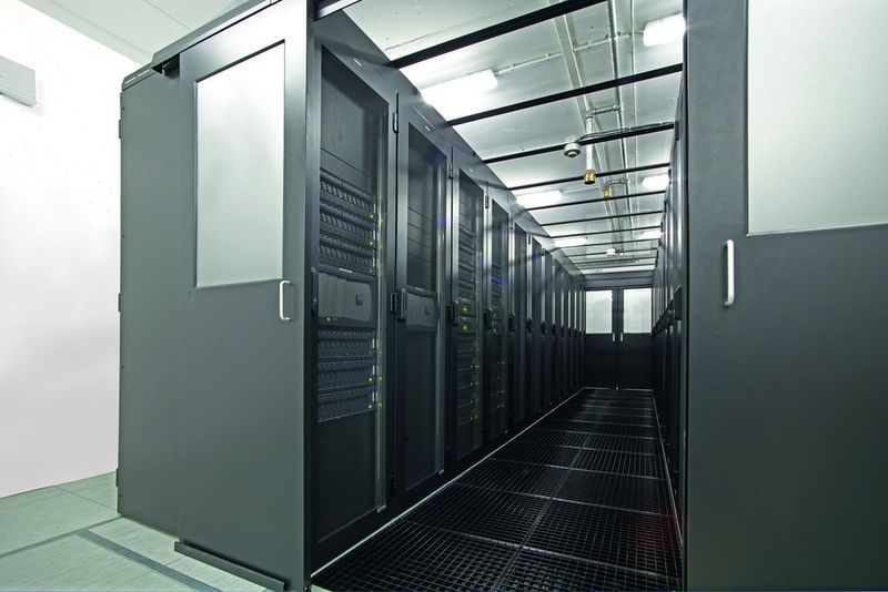 Abbildung 1: In modernen Rechenzentren tragen Racks wesentlich zur Verfügbarkeit der IT bei.  (Emerson Network Power)