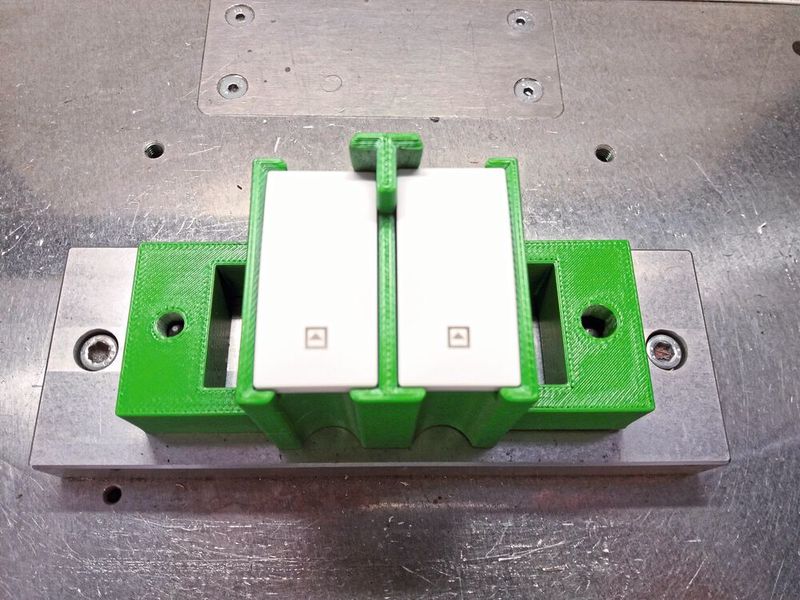 Das 3D-gedruckte Montagebandwerkzeug zum Halten von Schaltern während des Produktionsablaufs wurde in ABS mit einem 3D-Drucker Stratasys F170 hergestellt. (Bild: Schneider Electric)