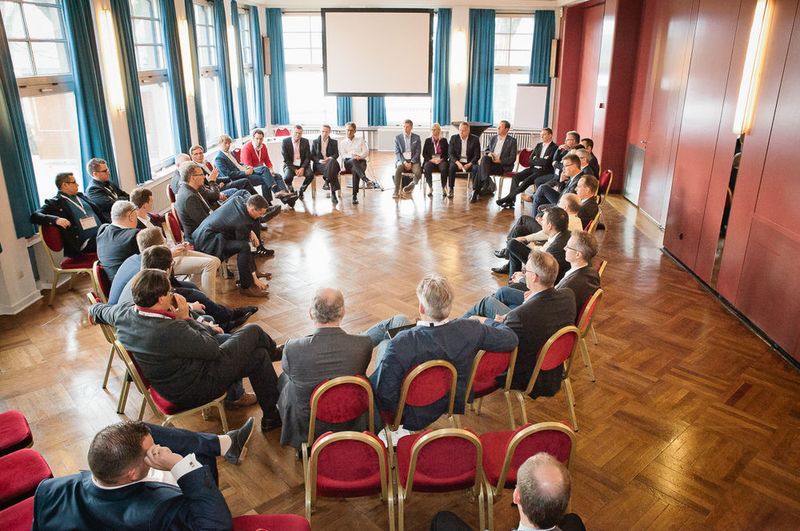 Im Stuhlkreis diskutieren Teilnehmer aktuelle Themen im Silber-Salon der Rheinterrasse. (Astrid Piethan)