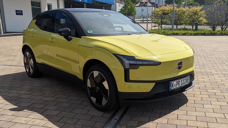 1. Das Design: Die Außenanmutung des EX30 ist frisch und modern. Das Kompakt-SUV hat einen eigenständigen Auftritt, ist aber gleichwohl sofort als Volvo-Modell erkennbar. (Bild: Simon – VCG)