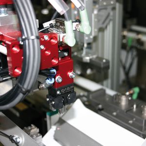 Bild 2: Das Pick-and-Place-Handlinggerät aus pneumatischen Modulen und einem pneumatischen Greifer dient dem Umsetzen und Fügen des Stanzbiege-Kontaktelements.