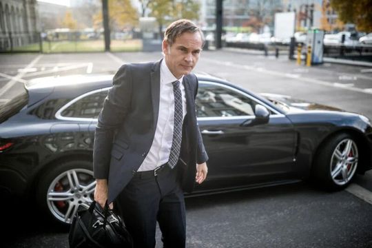 Der VW-Konzernchef Oliver Blume macht sich heute auf den Weg zu höchstwahrscheinlich zähen Verhandlungen mit der IG Metall. Doch die Fronten sind verhärtet, wie die dpa sagt. VW will und muss nämlich sparen, doch die Gewerkschaft fordert mehr Geld für die Beschäftigten.(Bild:  dpa)