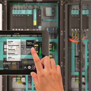 Wer wissen möchte, welche Feldgeräte oder Komponenten in einem Schaltschrank verbaut sind, scannt mit der Kamera eines mobilen Endgerätes den QR-Code und kann sofort alle zum Bauteil gehörenden Information abrufen.
