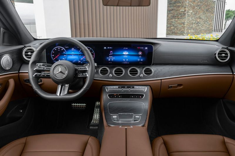 Serienmäßig besteht das Cockpit aus zwei Displays mit 10,25 Zoll Bildschirmdiagonale, gegen Aufpreis können zwei 12,3-Zoll-Monitore bestellt werden. (Bild: Daimler)