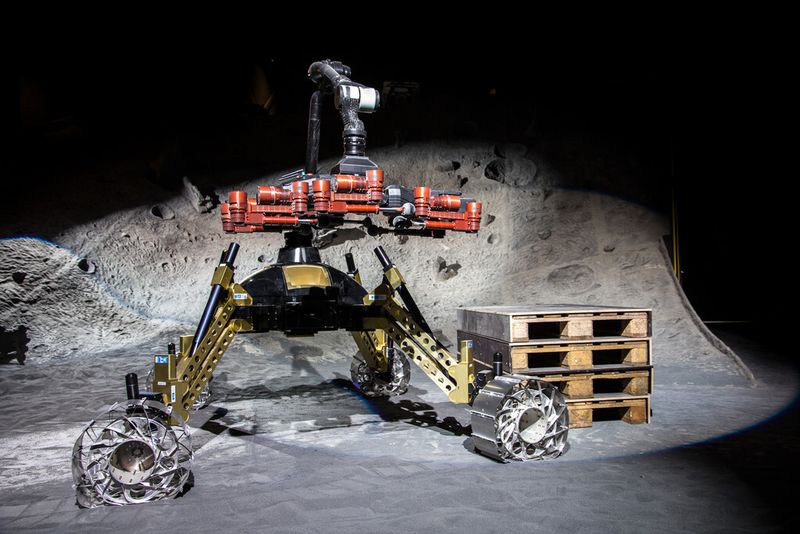 In eingefaltetem Zustand wird CREX am Arm transportiert. (Bild: DFKI/Florian Cordes)