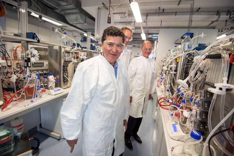 Prof. Dr. Elias Zerhouni (l), weltweiter Forschungs- und Entwicklungsvorstand von Sanofi, informiert sich über den Ausbau der Zellkulturanlage für therapeutische Antikörper am Sanofi-Standort im Industriepark Hoechst in Frankfurt. (Bild: Sanofi)
