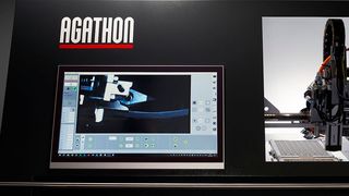 Die Wendeschneiplatten-Bearbeitung auf einer Agathon-Nova-Maschine kann über den Monitor sicher und hochaufgelöst verfolgt werden. (Bild: Agathon)