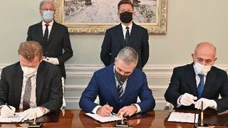 The document was signed in the presence of Alexey Miller, Chairman of the Gazprom Management Committee, and Wolfgang Reitzle, Chairman of the Board of Directors of Linde. (Gazprom)