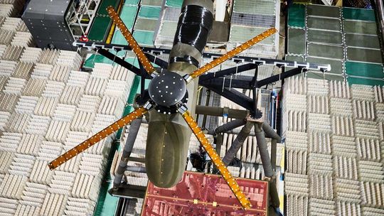 Noise source identification is made possible with microphones outside the flow (on the red square), while a "noise carpet" is measured using the microphones mounted in the flow on a wing and a traversing device.(Image: DLR)