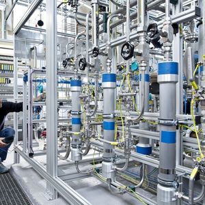 ZSW-Forscher kontrolliert die Gasmischung.