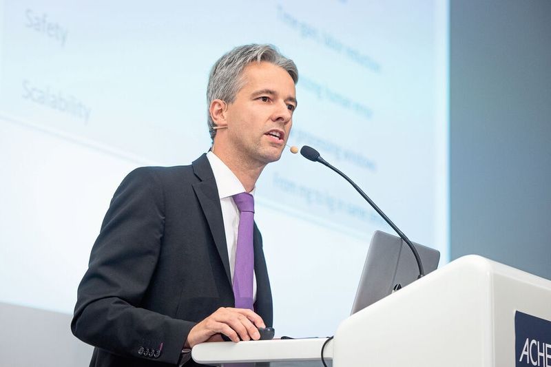 Dechema Prize winner Timothy Noël is using sunlight for green chemistry. (Jose Poblete/Dechema)