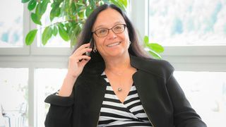 Bettina Schall, die Geschäftsführerin des Messemachers P. E. Schall, hatte in der letzten Zeit stets ein Ohr für Aussteller und Besucher. Deshalb hat sie jetzt mit ihrem Team entschieden, dass die bisher jährlich angebotenen Messen Motek und Bondexpo nur noch alle zwei Jahre laufen ... (Bild: P. E. Schall)