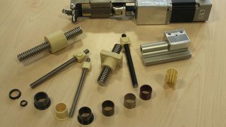 Aus dem igus-Baukastensystem beweisen diverse Polymer-Gleitlager in Spezialbauformen sowie Kunststoff-Linearlager in den Kantenanleimmaschinen ihre (Bild: igus)
