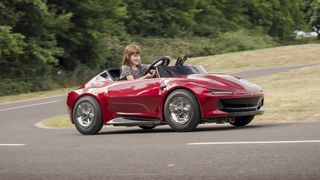 Flotter Feger: Der „Firefly Sport EV“ kann bis zu 40 km/h schnell fahren. (Bild: Young Driver)