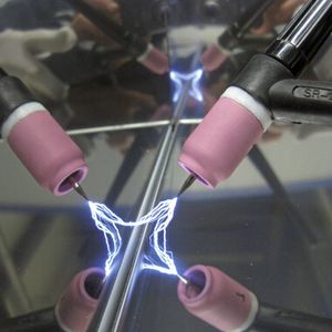 Sieger im DVS-Fotowettbewerb war Simon Kramer mit dem Bild „Zünden eines Lichtbogens in einer Spiegelblech-Edelstahlwanne“.