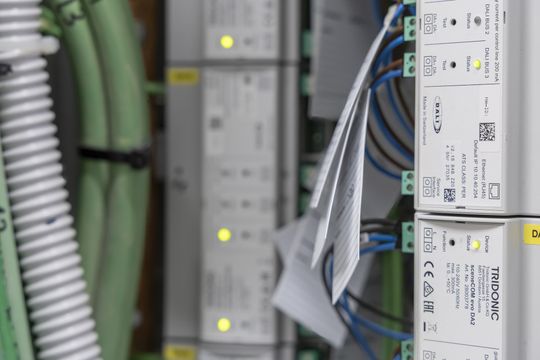 Steuerungslösungen wie Scene Com Evo können die Lichtinfrastruktur herstellerübergreifend ins bestehende Gebäudemanagementsystem einbinden. (Bild:  Frieder Blickle/www.friederblickle.de)