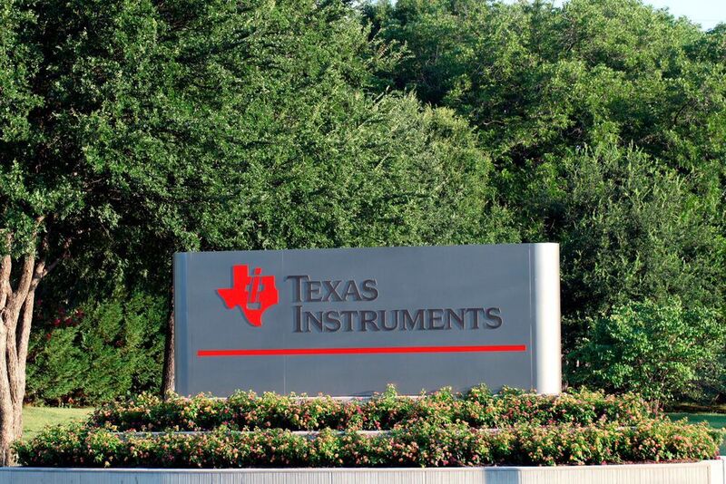 Mit dem seinerzeit alle Rekorde übertreffenden Kauf des texanischen Mitbewerbers und Halbleiterpioniers Burr-Brown etablierte sich Texas Instruments vor 20 Jahren als der führende Anbieter analoger Bauteile weltweit. (TI signboard Dallas / Jacob.jose / CC BY-SA 3.0)
