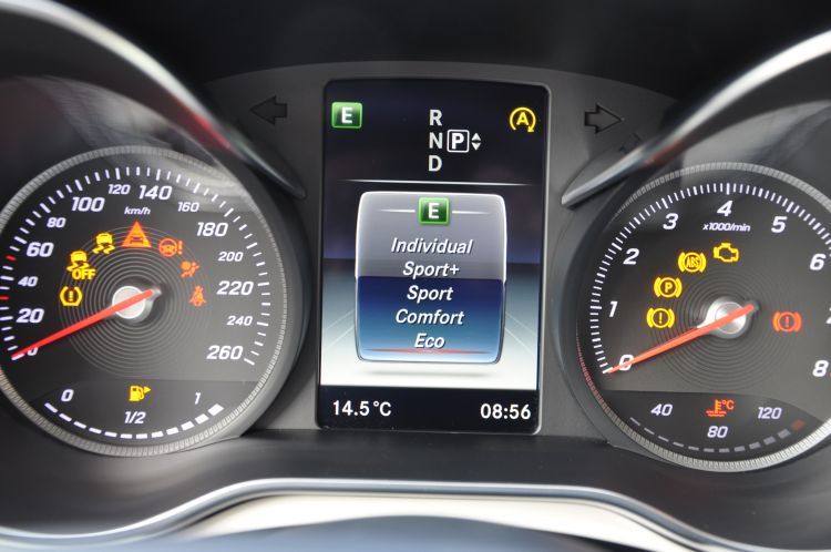 Mit der Luftfederung „Airmatic“ können die Fahrer das Fahrwerk ihren jeweiligen Bedürfnissen anpassen. (Foto: Richter)