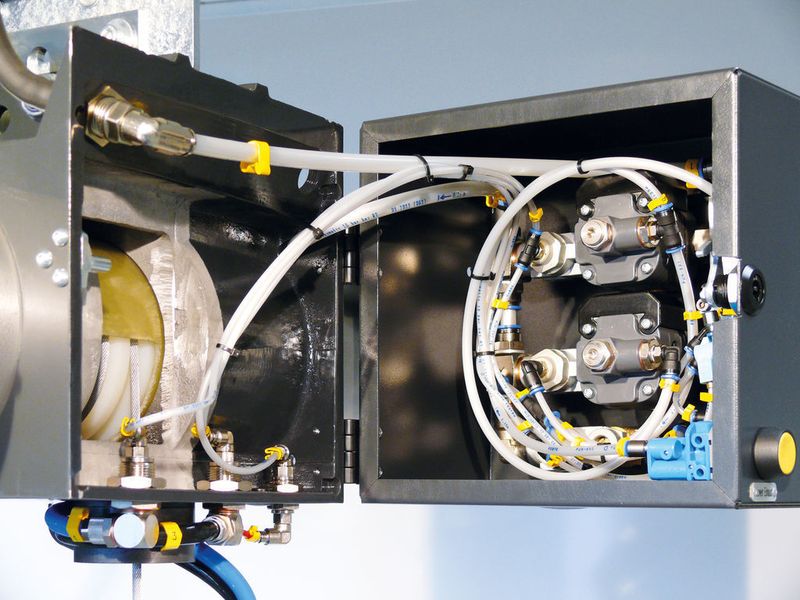 Die Steuerventile sind in dem im Gehäuse integrierten Steuerventilkasten gut geschützt. Bild: SWF (Archiv: Vogel Business Media)
