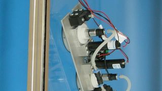 Putzt automatisch Fenster: Der Fensterreinigungsroboter „Quirl“.  Bild: Fraunhofer IPA (Archiv: Vogel Business Media)