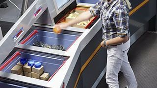 Pick@Ease ist das Herzstück des Auftrags-Kommissionierkonzepts „Ware-zum-Mann“, das es Kunden ermöglicht, ihren Distributionsprozess so wirkungsvoll und kostengünstig wie möglich zu organisieren. Bild: Vanderlande (Archiv: Vogel Business Media)