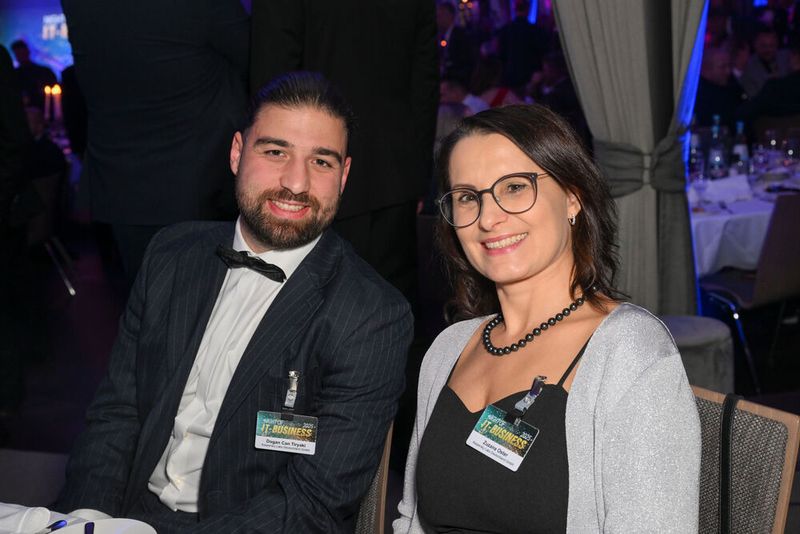 Dogan Can Tiryaki und Zuzana Oster (Kaspersky) genießen die Show. (Bild: Hannes Magerstädt)