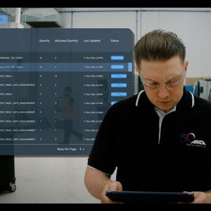 Das serverbasierte System, das Anca zur digitalen Produktionssteuerung auf der Grindinghub 2026 präsentieren will, liefert unter anderem  Schritt-für-Schritt-Anweisungen für das Bedienpersonal, damit die Abläufe direkt auf Anhieb fehlerfrei stattfinden.(Bild:  Anca)