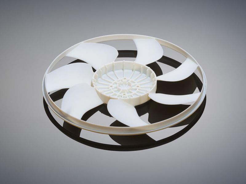 Schnell kanns rund gehen: Objet1000 Plus fertigt aus dem polypropylenähnlichen Material Endur in hoher Geschwindigkeit auch strapazierfähige Teile, wie dieses Lüfterrad. (Bild: Stratasys)