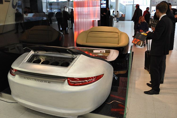 Andere machen einfach Möbel aus Autos, wie diese Sofas von Luc & Andre. (Foto: Wehner)