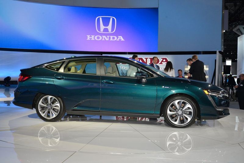 ... Plug-in-Hybrid ... (Newspress)