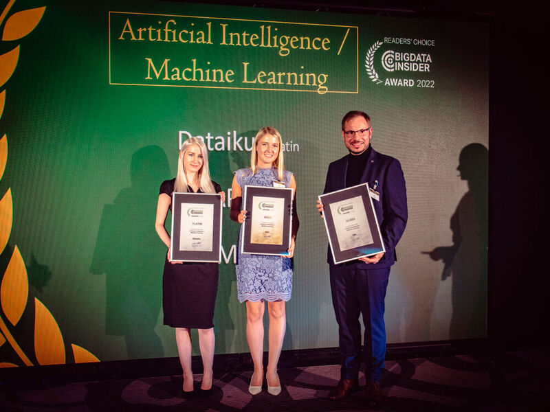 In der Kategorie Artificial Intelligence nimmt Rolf Löwisch von der IBM den Preis in Silber entgegen. Gold geht an SAP, vertreten durch Kim Mäder (Mitte). Platin gewinnt Dataiku (links im Bild: unsere Award-Fee Paulina).  (Bild: krassevideos.de / VIT)