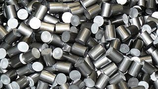 Beispiele für adiabatisch getrennte Bauteile. Das Rundmaterial hat einen Durchmesser von 30 mm, die Taktzeit beträgt 1,1 s pro Stück. Bild: Coprotec (Archiv: Vogel Business Media)