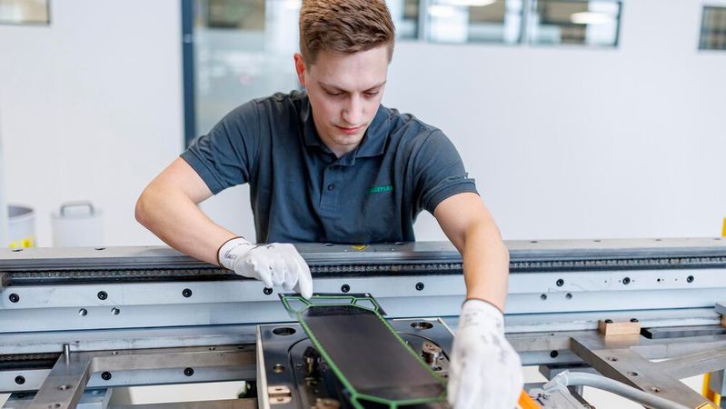 Schaeffler will den Zulieferer Vitesco übernehmen. Im Bild: Blick in die Fertigung von Bipolarplatten in Herzogenaurach.(Bild:  Daniel Karmann)