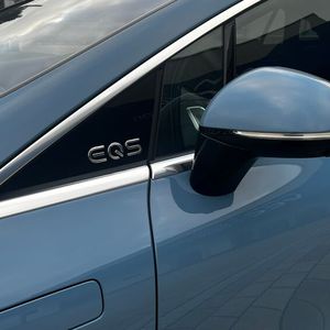 2. Die Farbe: Das „vintageblau“ wurde bei Ausfahrten häufig gelobt und trägt zur auffälligen Erscheinung der Limousine bei. Die Farbe kostet aber auch direkt 4.700 Euro Aufpreis.(Bild:  Simon – VCG)