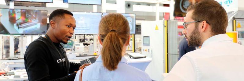 Ancel Kengmengne Sando, IoT Engineer bei connyun, erklärt Kunden die wichtigesten Details des connyun-Vernetzungskonzepts. (Bild:  connyun)