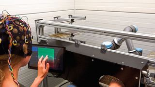 Eine Auswahl an Materialien, Oberflächen und Bauteilen werden während der Testung über ein Robotiksystem dem Probanden präsentiert.  (Imat-Uve)