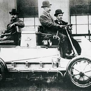 Bild 1: Ferdinand Porsche stellte mit dem ersten Hybridfahrzeug, dem Lohner-Porsche, mehrere österreichische Geschwindigkeitsrekorde auf