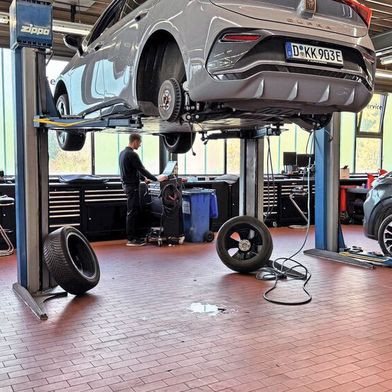 Professionelle Werkstattorganisation: Die modularen Systeme fügen sich harmonisch in moderne Werkstattkonzepte ein und schaffen durchgängige, aufgeräumte Arbeitsbereiche. (Bild: Schreiner – VCG)