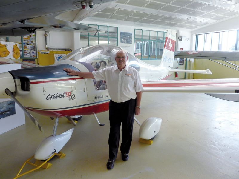 Im Bild Peter Daetwyler, Inhaber und CEO von der Daetwyler Group. Hier kommt die Leidenschaft zum Fliegen der Familie Daetwyler zum Ausdruck: Der Swiss Trainer MD3-160 von der Daetwyler Group  konstruiert und gebaut: Ein zweisitziges Trainingsflugzeug, von dem über 20 Stück in den 80er Jahren hergestellt wurden.  (Bild: Daetwyler)