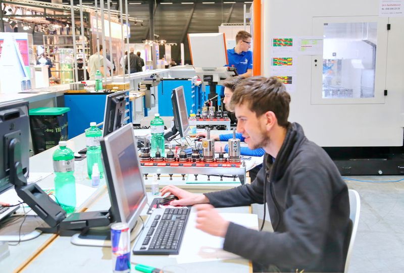 Berufsmeister gesucht:  Die Polymechaniker während der Industryskills auf der Swisstech 2016 in Basel. (Anne Richter, SMM)
