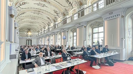 Fast 150 Teilnehmer nahmen an der ECTA-Konferenz 2026 in Graz teil. Sie diskutierten die zukünftige Versorgung von Wolfram-Rohstoffen, die für die Werkzeugherstellung essenziell sind.(Bild:  Matthias Böhm)