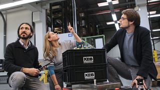 Bei lichtbasierter Ortung könnte die Route von fahrerlosen Transportfahrzeugen flexibel umprogrammiert werden. Schlankere Prozesse und erleichterte Arbeitsabläufe wären die Folge. (Fraunhofer-IEM)