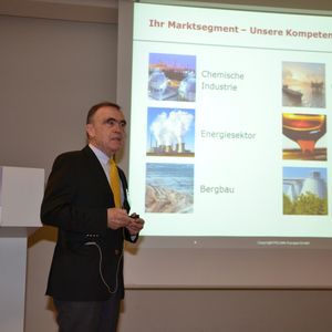 Heinz. M. Nägel, Feluwa, betonte ausdrücklich: „Es macht keinen Sinn von feststoffhaltigen Medien zu sprechen, ohne den Feststoff zu definieren“, und empfahl den Teilnehmern dringend, im Vorfeld rheologische Untersuchungen durchzuführen. Zudem stellte er eine spezielle Membranpumpe mit automatischer Kompensierung der Gasadsorption im Windkessel vor.(Bild: Bausewein/PROCESS)